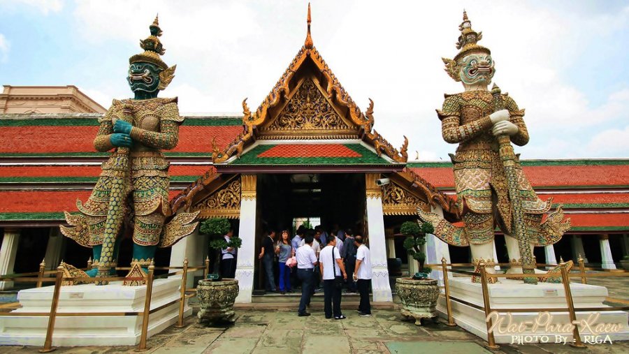 Вход в храм изумрудного Будды